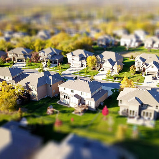 A rack-focus image of a neighborhood